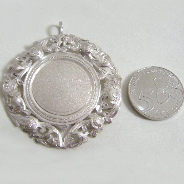 (p1176)Silver circular pendant for engraving.